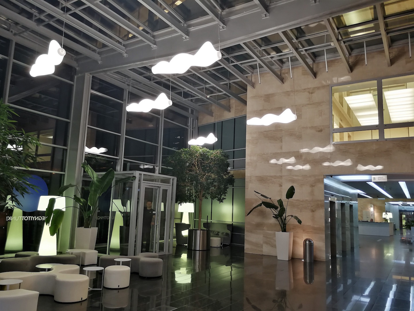 EGYEDI DIZÁJN VILÁGÍTÁS  AZ AP IRODAHÁZBAN